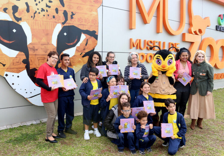 Museu de Zoologia recebe alunos da Associação dos Surdos do Extremo Sul