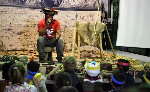 Índio Guarani encanta crianças no Museu de Zoologia da Unesc