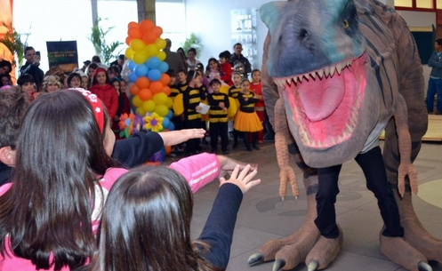 Dinossauro e Coelho juntos na Páscoa do Museu de Zoologia da Unesc