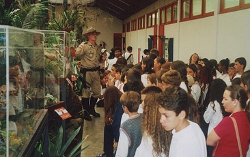 Visita mediada por representante da Polícia Ambiental na Exposição de Longa Duração do Museu de Zoologia.